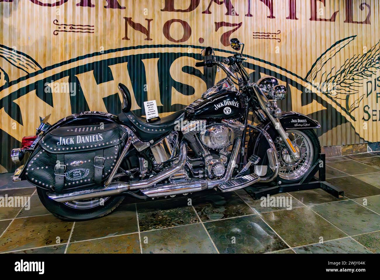 La motocicletta Harley Davidson a tema di Jack Daniel in mostra nel museo della distilleria Jack Daniel a Lynchburg, Tennessee Foto Stock