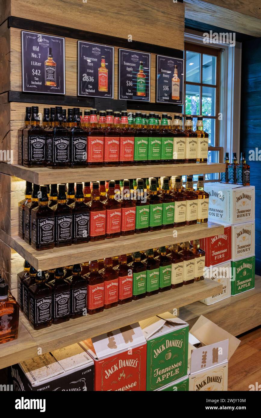 Varietà di whisky disponibili per l'acquisto presso la distilleria Jack Daniel di Lynchburg, Tennessee Foto Stock