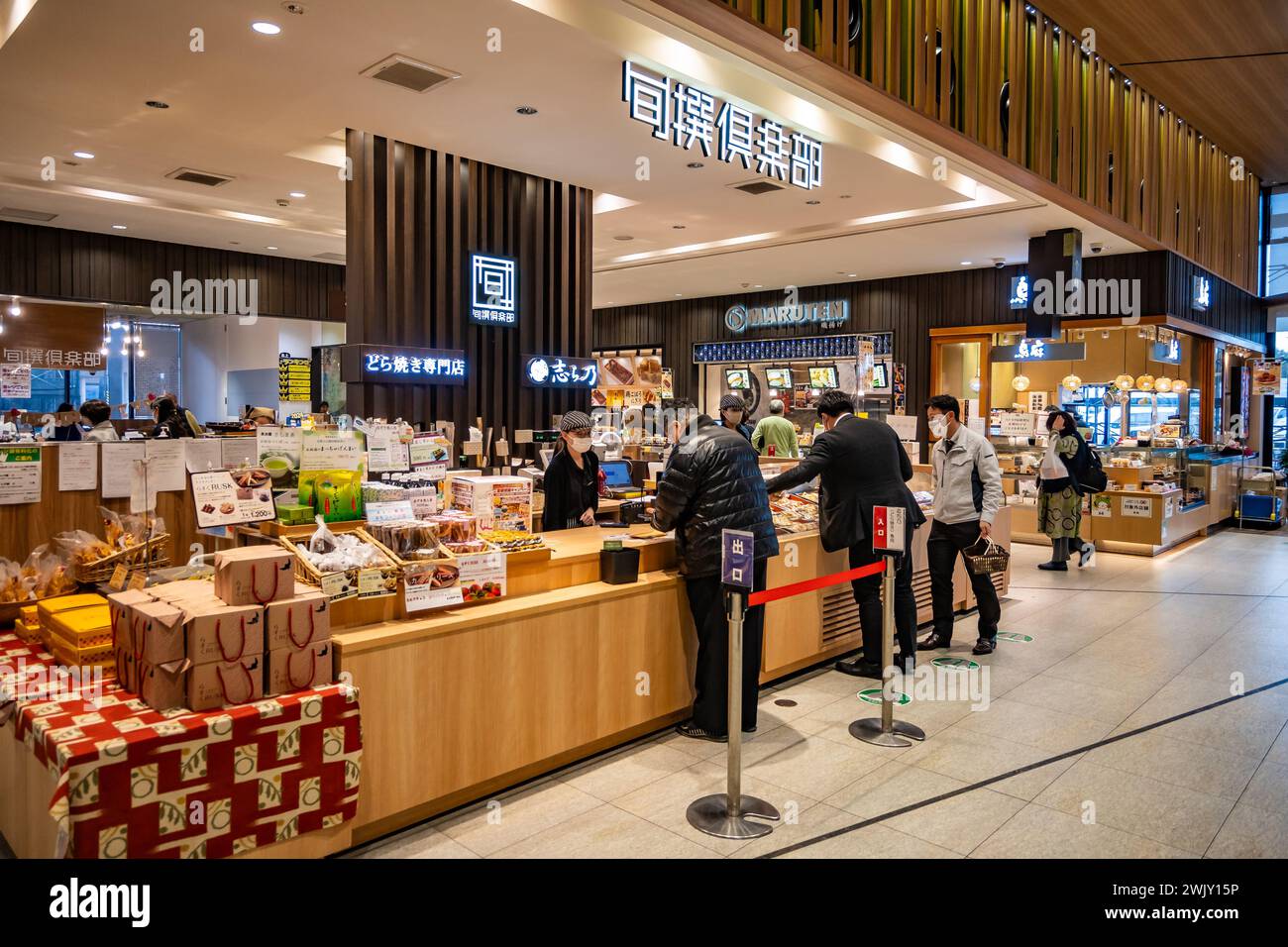Gente che fa shopping nei negozi di snack locali. Moriya, Giappone. Foto Stock