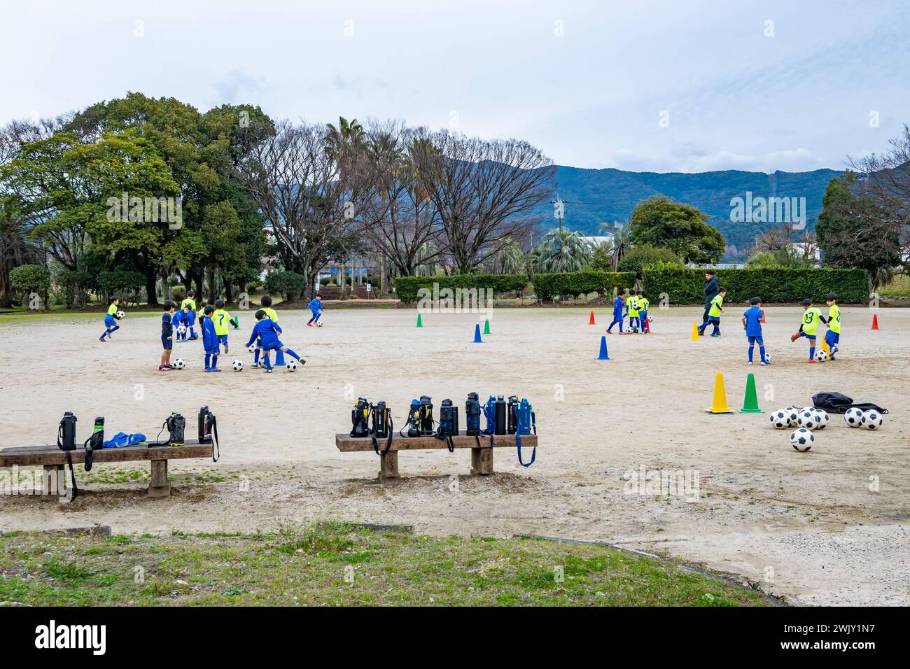 Ragazzi giovani che praticano il calcio dopo la scuola. Kagoshima, Giappone. Foto Stock