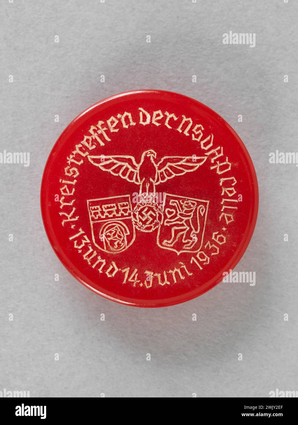 Partito nazionalsocialista dei lavoratori tedeschi (NSDAP) Insigne Kreistreffen der NSDAP CE-13. und 14. Juni 1936-manifestazione nazista del borgo di That, 13 e 14 giugno 1936 (titolo attribuito), 1936-06-13. Materiale sintetico originale. Metallo. Museo della Liberazione di Parigi - Museo generale Leclerc - Museo Jean Moulin. Foto Stock