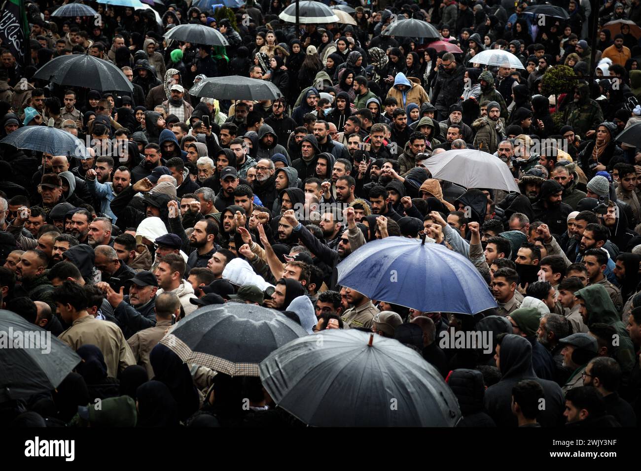 Nabatieh, Libano. 17 febbraio 2024. La gente partecipa alla processione funebre dei civili libanesi uccisi in uno sciopero dei droni israeliani su un edificio nel villaggio libanese meridionale di Nabatieh. Sette civili della stessa famiglia sono stati uccisi quando un drone israeliano ha attaccato un edificio a Nabatieh il 14 febbraio, prendendo di mira il comandante pro-iraniano di Hezbollah Ali al-Debs e quattro delle sue guardie. Credito: Marwan Naamani/dpa credito: dpa Picture Alliance/Alamy Live News/dpa/Alamy Live News Foto Stock