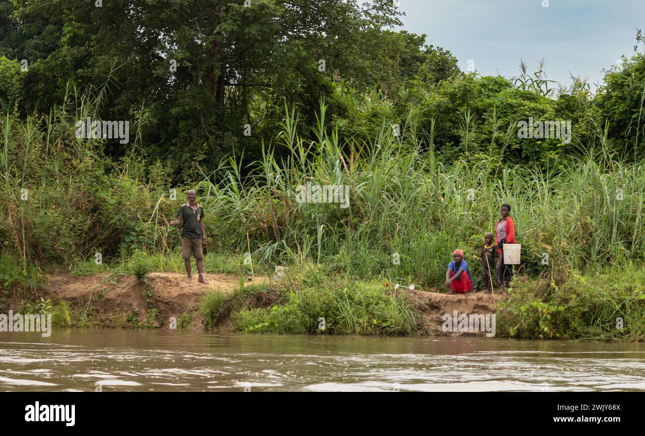 Una famiglia povera peschiera proveniente dalle rive del fiume Rufiji a Mwaseni all'interno del Parco Nazionale Nyerere (riserva di Selous Game) in Tanzania. Foto Stock