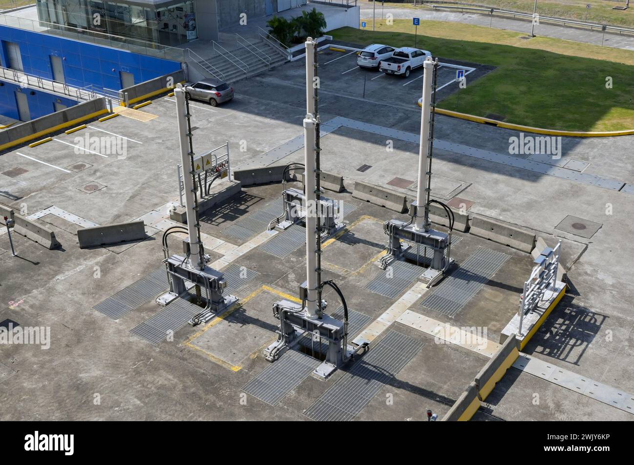 Canale di Panama, Panama - 23 gennaio 2024: Vista ravvicinata dell'attrezzatura per il riempimento e lo svuotamento di una delle chiuse Cocoli Foto Stock