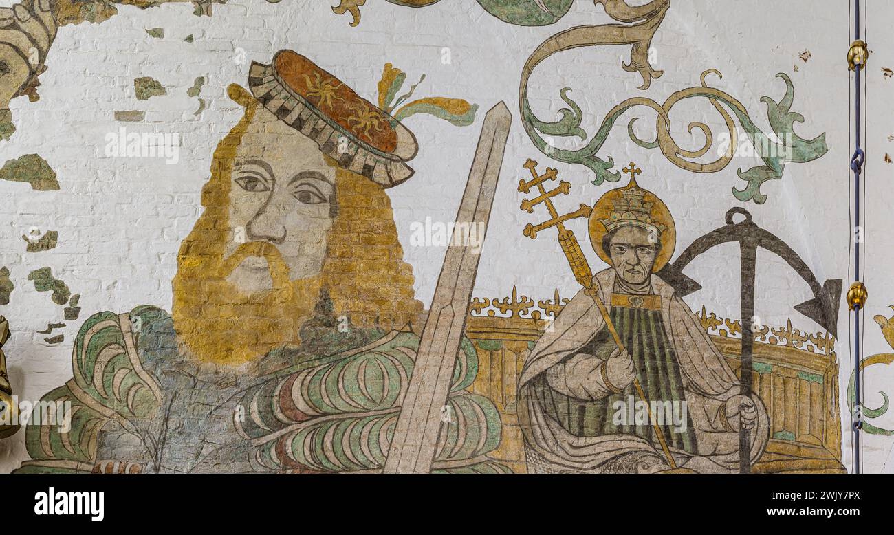 Cavaliere con spada e papa Clemente con croce tripla, patrono della cattedrale di Aarhus, Danimarca, 15 giugno 2015 Foto Stock