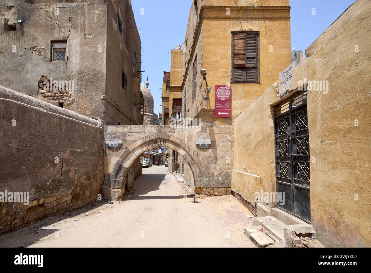 Porta al complesso di Qaytbay nella città dei morti, al cimitero settentrionale, al Cairo, in Egitto Foto Stock