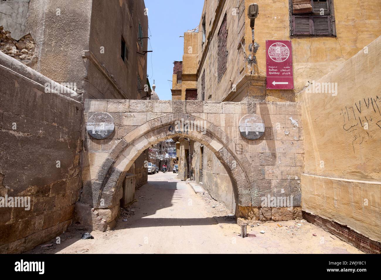 Porta al complesso di Qaytbay nella città dei morti, al cimitero settentrionale, al Cairo, in Egitto Foto Stock