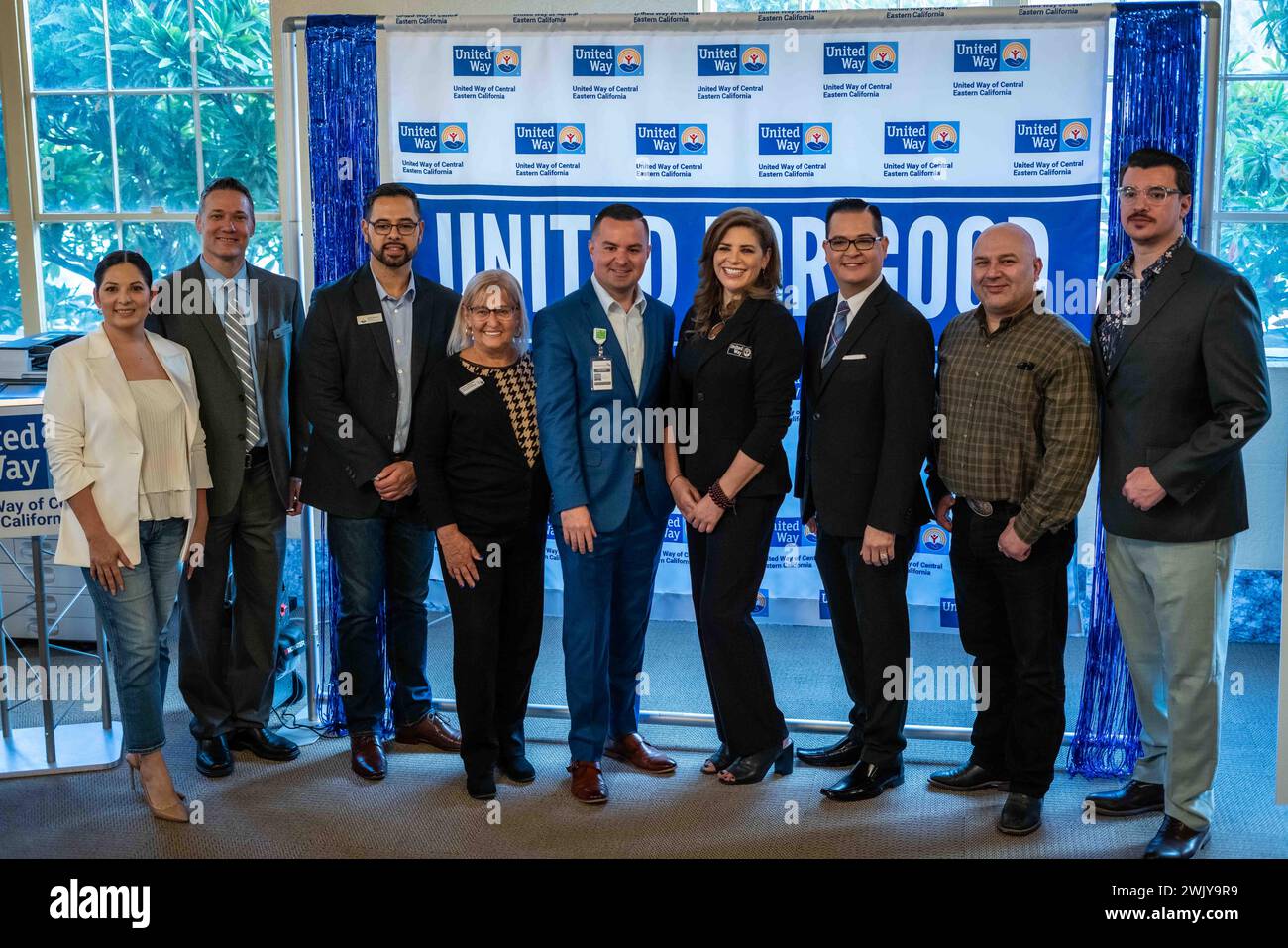 Bakersfield, California, Stati Uniti. 16 febbraio 2024. I dignitari posero per le foto durante la cerimonia di taglio del nastro per le strutture recentemente rinominate e ampliate per la United Way of Central Eastern California il 16 febbraio 2024, nel centro di Bakersfield, California. L'organizzazione è precedentemente nota come United Way of Kern. I funzionari hanno dichiarato che l'adozione del nuovo nome segna una pietra miliare significativa nel "viaggio di impatto e crescita" della United Way Eastern California. La transizione iniziò nel novembre 2023, evolvendosi dall'ex identità di United Way of Kern County al presen Foto Stock