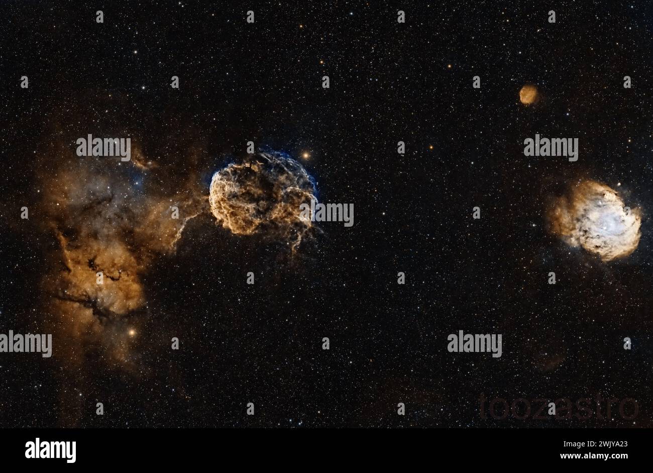 L'ipnotico ballo della Nebulosa delle meduse e della Nebulosa della testa delle scimmie, un duetto cosmico catturato attraverso l'obiettivo del mio telescopio. Foto Stock