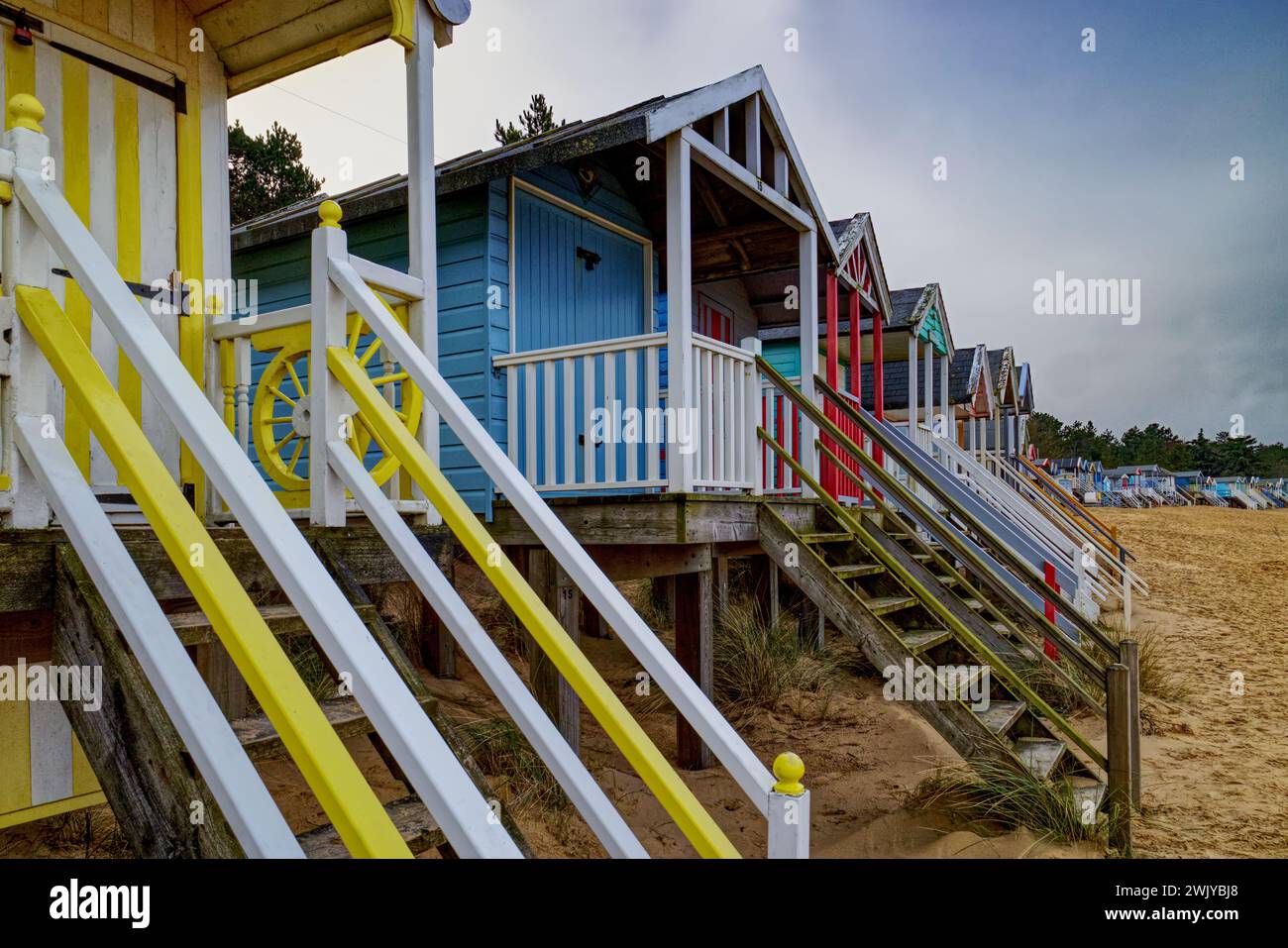 Wells-NEXT-the-Sea, Norfolk, Inghilterra, Regno Unito - graziose capanne in legno multicolore sulla spiaggia sabbiosa di Wells. Foto Stock