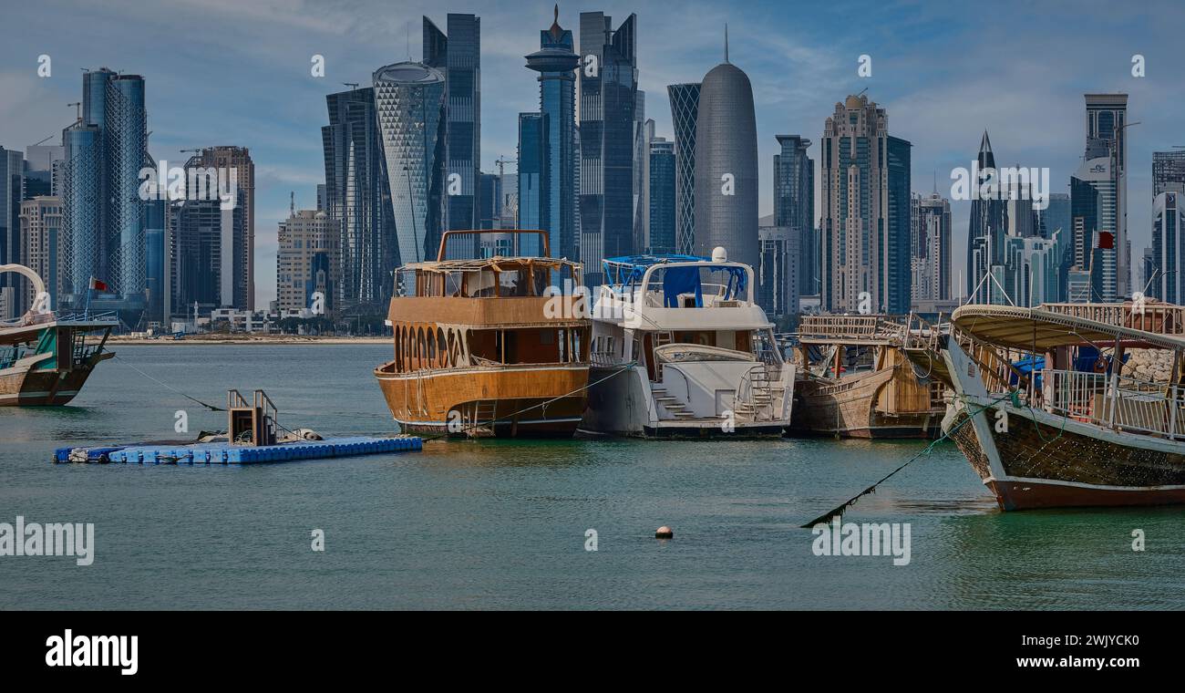 Skyline di Doha a Doha, in Qatar, dalla Corniche Street, ripresa pomeridiana con i dhows nei golfi arabi in primo piano Foto Stock