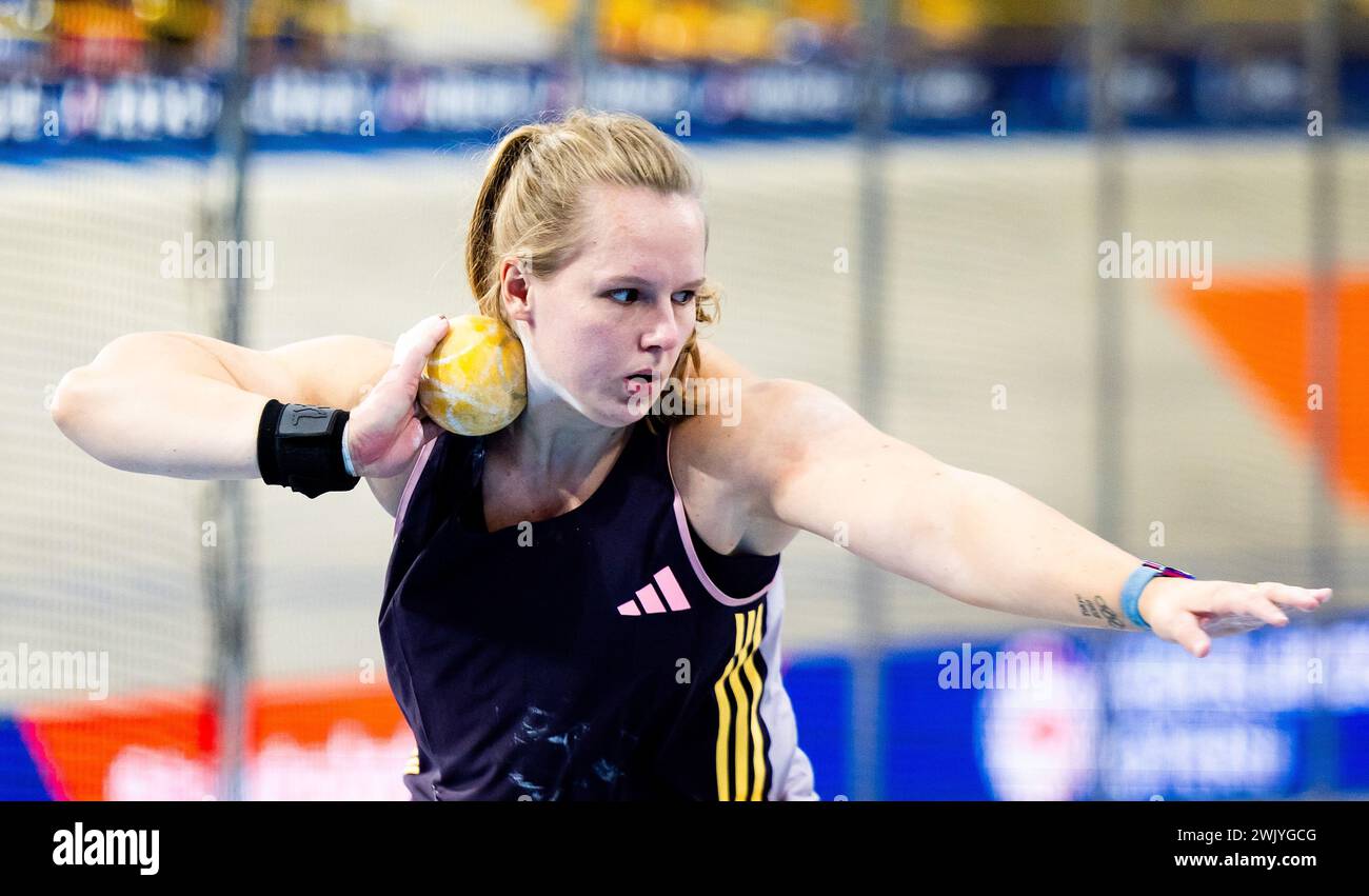 APELDOORN - Jessica Schilder in azione durante il tiro ha messo finale durante la prima giornata dei campionati olandesi di atletica indoor. ANP IRIS VAN DEN BROEK Foto Stock