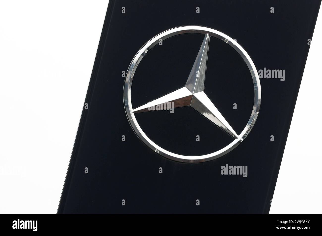 Mercedes Benz, Stern, logo, auf einem Schild Mercedes Benz AM 17.02.2024 a Siegen/Deutschland. *** Mercedes Benz, stella, logo, su un cartello Mercedes Benz il 17 02 2024 a Siegen Germania Foto Stock