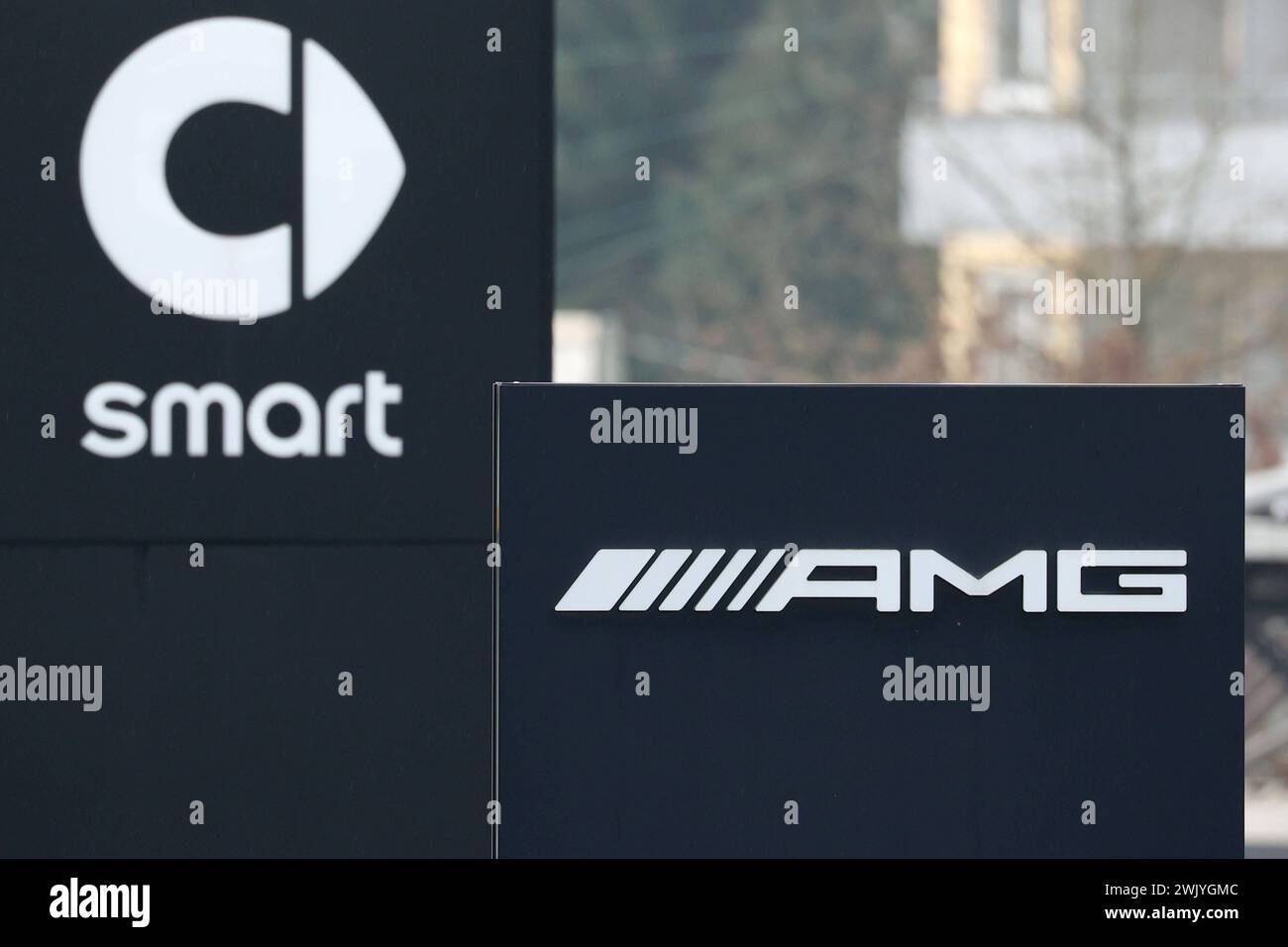 AMG und Smart, logo, auf Schildern Mercedes Benz AM 17.02.2024 a Siegen/Deutschland. *** AMG e Smart, Logo, sui cartelli Mercedes Benz il 17 02 2024 a Siegen Germania Foto Stock