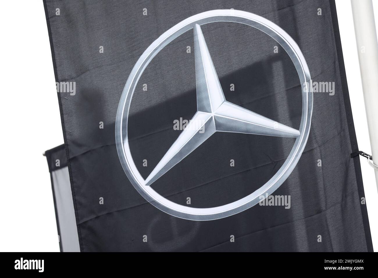 Mercedes Benz, Stern, logo, auf einer Fahne Mercedes Benz AM 17.02.2024 a Siegen/Deutschland. *** Mercedes Benz, stella, logo, su una bandiera Mercedes Benz il 17 02 2024 a Siegen Germania Foto Stock
