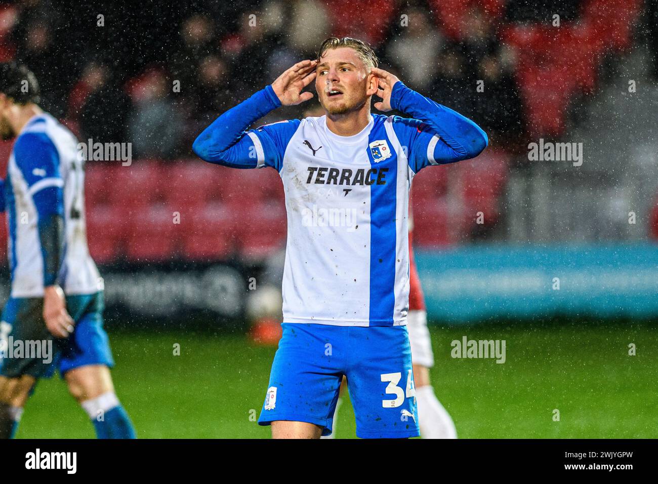 Ben Whitfield di Barrow mostra la sua frustrazione dopo che Stockton ha mancato durante la partita di Sky Bet League 2 tra Salford City e Barrow a Moor Lane, Salford, sabato 17 febbraio 2024. (Foto: Ian Charles | mi News) crediti: MI News & Sport /Alamy Live News Foto Stock