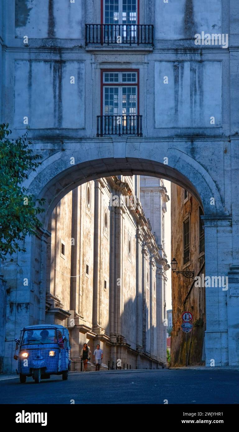Passaggio alla chiesa di Sao Vicente nel quartiere Alfama di Lisbona, Portogallo Foto Stock