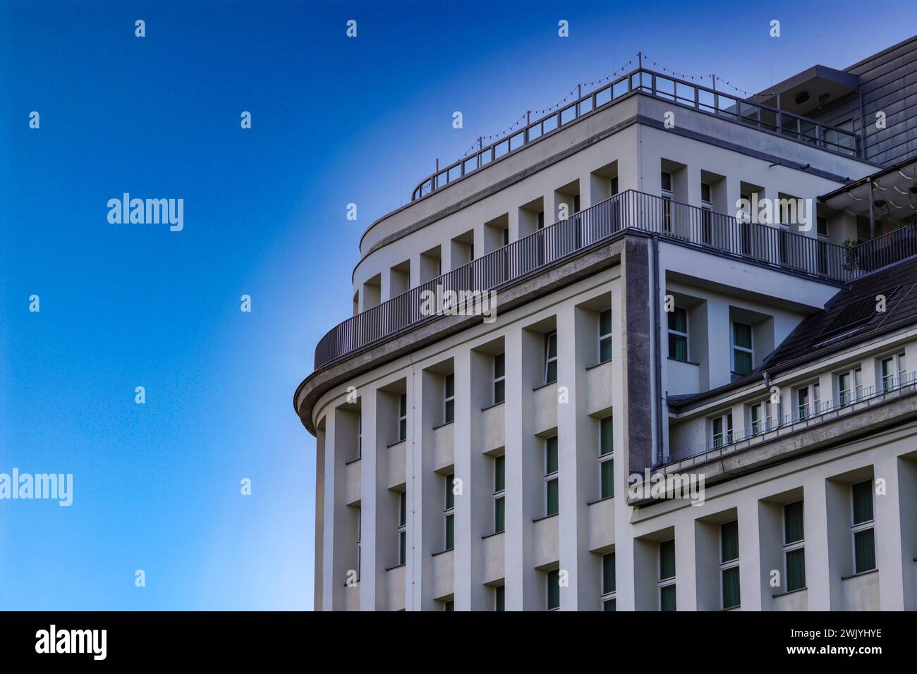 Berlin Soho House, ex sede del partito socialista della Germania Est SED - moderna architettura bianca curva con terrazza sul tetto Foto Stock