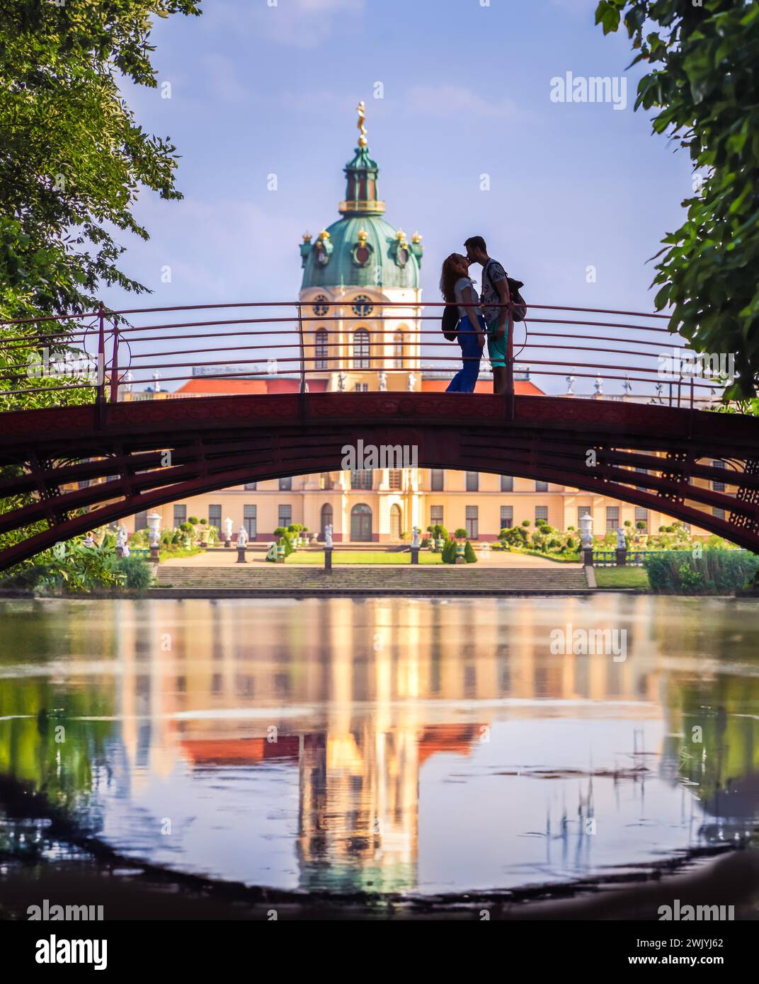Berlino, Liebespaar auf einer Brücke im Schlosspark Charlottenburg Foto Stock