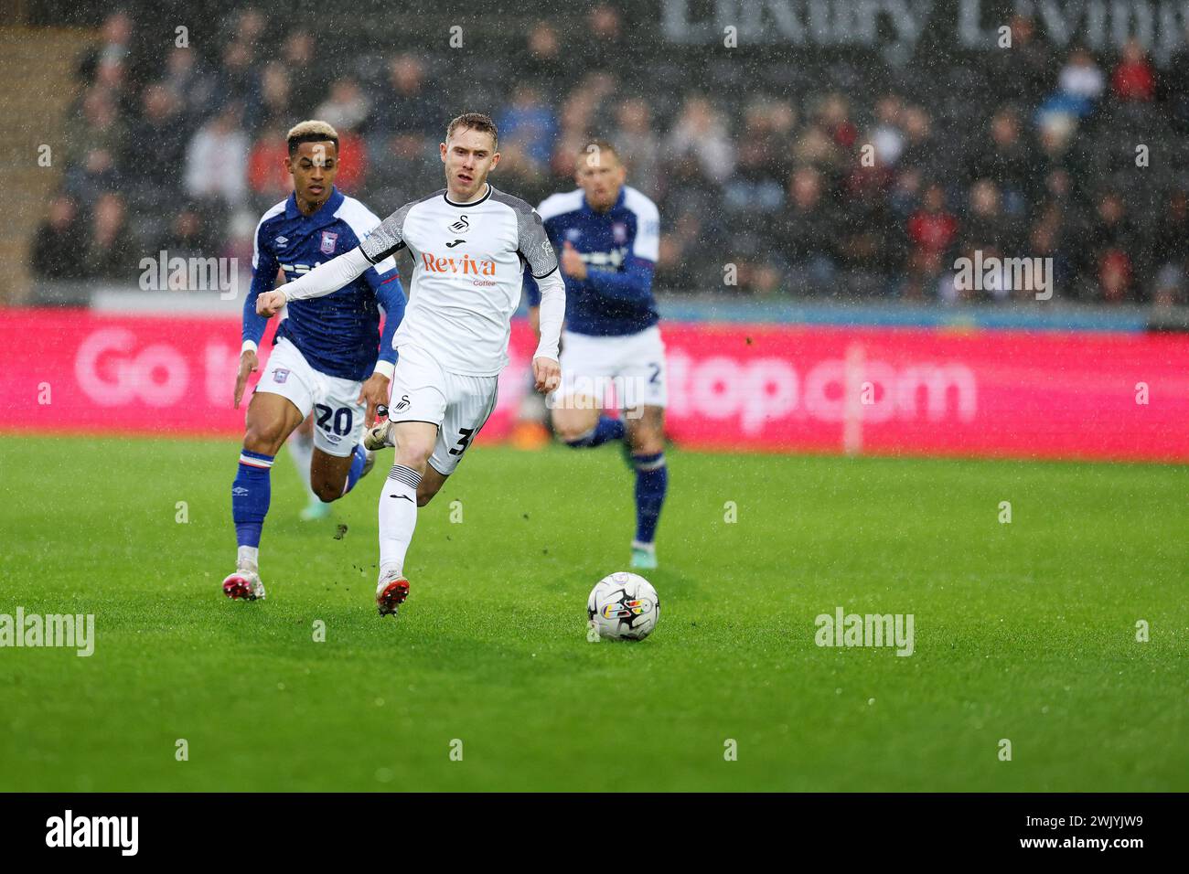 Swansea, Regno Unito. 17 febbraio 2024. Ollie Cooper della città di Swansea in azione. Partita del campionato EFL Skybet, Swansea City contro Ipswich Town allo Stadio Swansea.com di Swansea, Galles, sabato 17 febbraio 2024. Questa immagine può essere utilizzata solo per scopi editoriali. Solo per uso editoriale, foto di Andrew Orchard/Andrew Orchard fotografia sportiva/Alamy Live news credito: Andrew Orchard fotografia sportiva/Alamy Live News Foto Stock