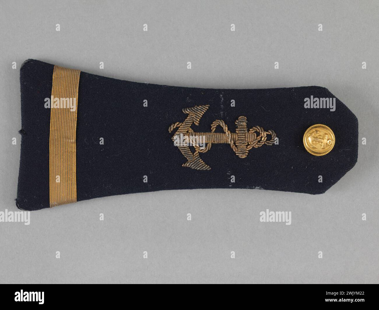 Sconosciuto, zampa di spalla della nave di seconda classe (per Spencer, outfit) della marina nazionale (titolo attribuito), 1935. Tessuto, cuciture meccaniche e manuali. Cannetilla in metallo ricamata. Museo della Liberazione di Parigi - Museo generale Leclerc - Museo Jean Moulin. Foto Stock