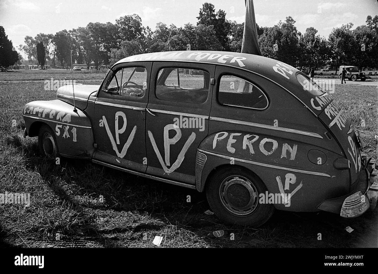"Perón Vence", uno slogan politico dipinto su una vecchia auto alla proclamazione del biglietto di Cámpora-Solano Lima per le prossime elezioni generali del 1973 marzo, San Antonio de Areco, 22 gennaio 1973. Foto Stock