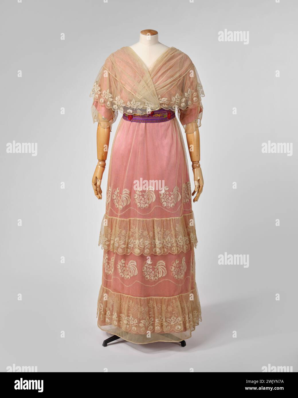 Paul Poiret, 1910 anni. Satinato. Seta, tulle ricamato, rosa brillante, crema. Palais Galliera, museo della moda della città di Parigi. Foto Stock