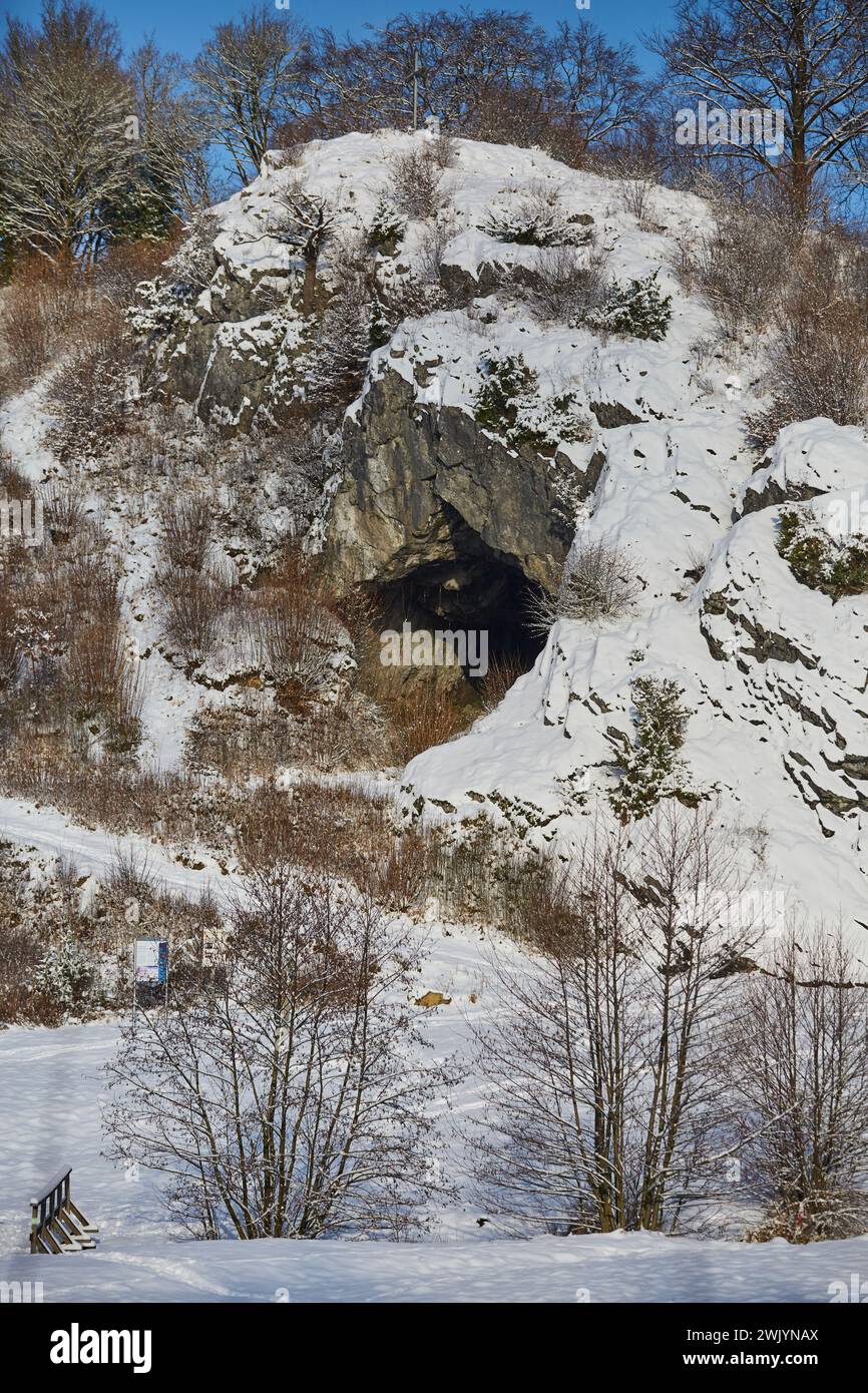 Hohler Stein im Lörmecke tal bei Rüthen-Kallenhardt, im Schnee Januar 2024, Nordreihn-Westfalen, Deutschland, Europa Foto Stock