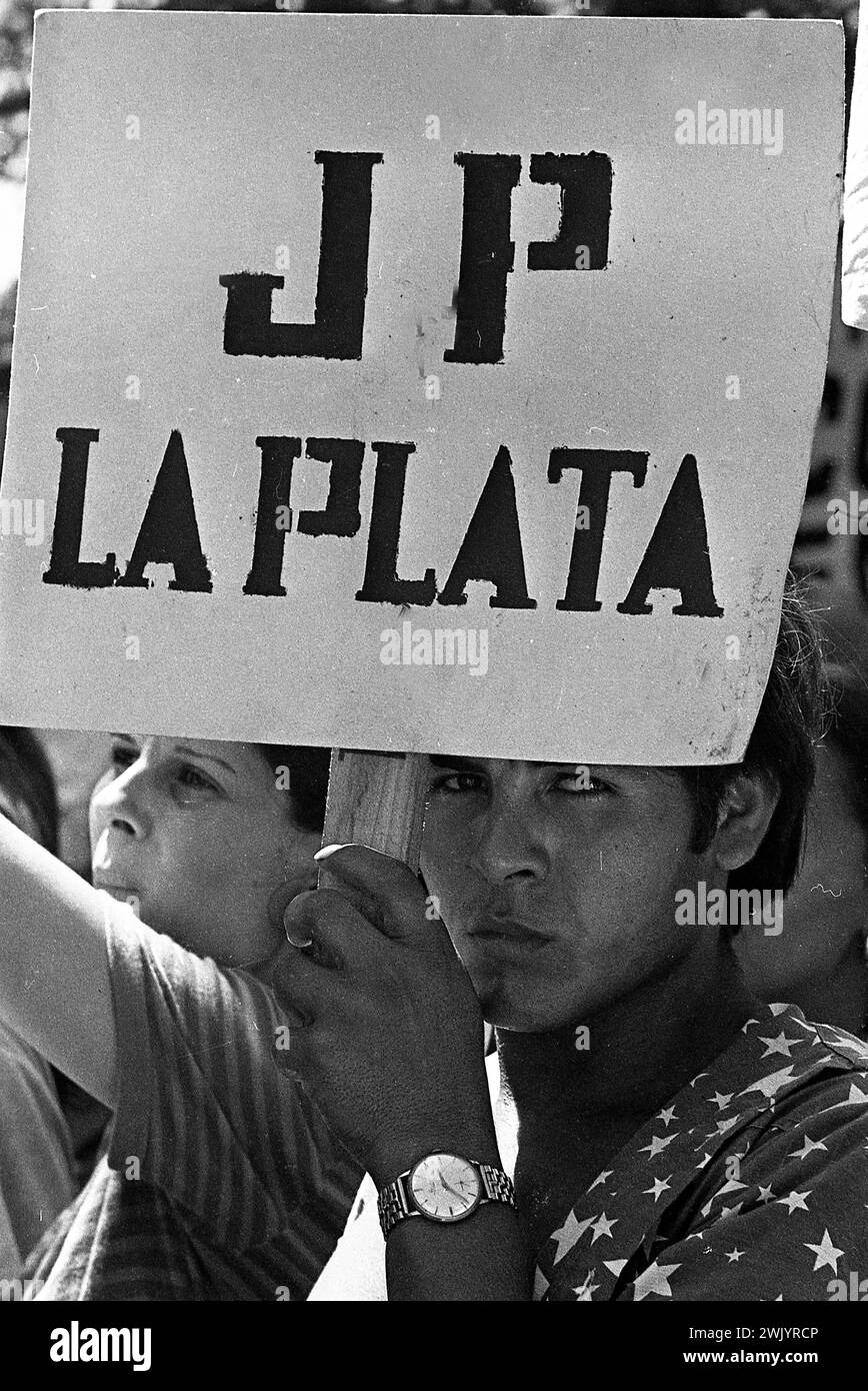 Juventud Peronista de la Plata, movimento giovanile peronista alla proclamazione del biglietto Cámpora-Solano Lima per le elezioni generali del marzo 1973 in Argentina, San Antonio de Areco, 22 gennaio 1973. Foto Stock