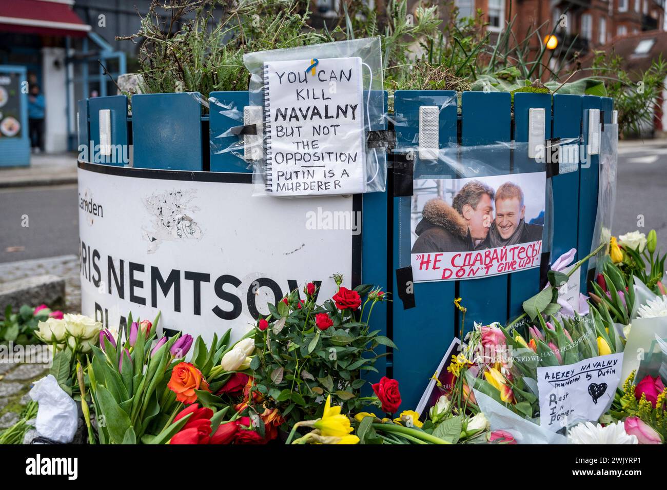 Un santuario di Alexei Navalny a Boris Nemstov Place, Londra con fiori e un biglietto che dice che Putin può uccidere Navalny ma non può uccidere l'opposizione. Foto Stock