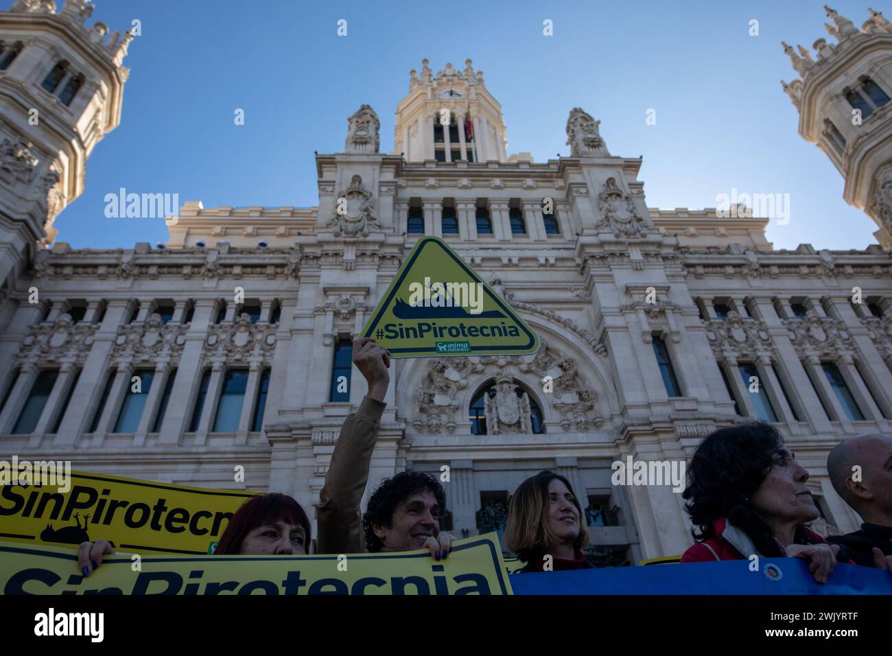 Madrid, Spagna. 17 febbraio 2024. Un attivista solleva un cartello durante la manifestazione. Gruppi di attivisti ambientali si sono riuniti alle porte del Palazzo Cibeles, sede del Consiglio comunale di Madrid per protestare contro la celebrazione dell'uina "mascletá" domani domenica sul Puente del Rey tra il Parco Rio di Madrid e la Casa de Field dove vivono diverse specie di uccelli e animali. Per il mascletá, saranno detonati 300 chili di esplosivi pirotecnici. (Foto di David Canales/SOPA Images/Sipa USA) credito: SIPA USA/Alamy Live News Foto Stock