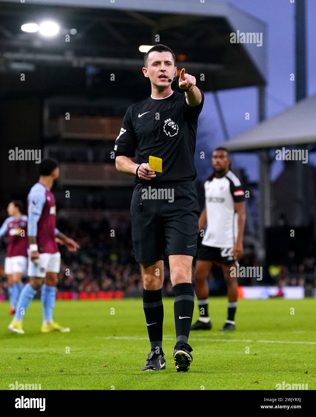 L'arbitro Lewis Smith durante la partita di Premier League al Craven Cottage, Londra. Data foto: Sabato 17 febbraio 2024. Foto Stock