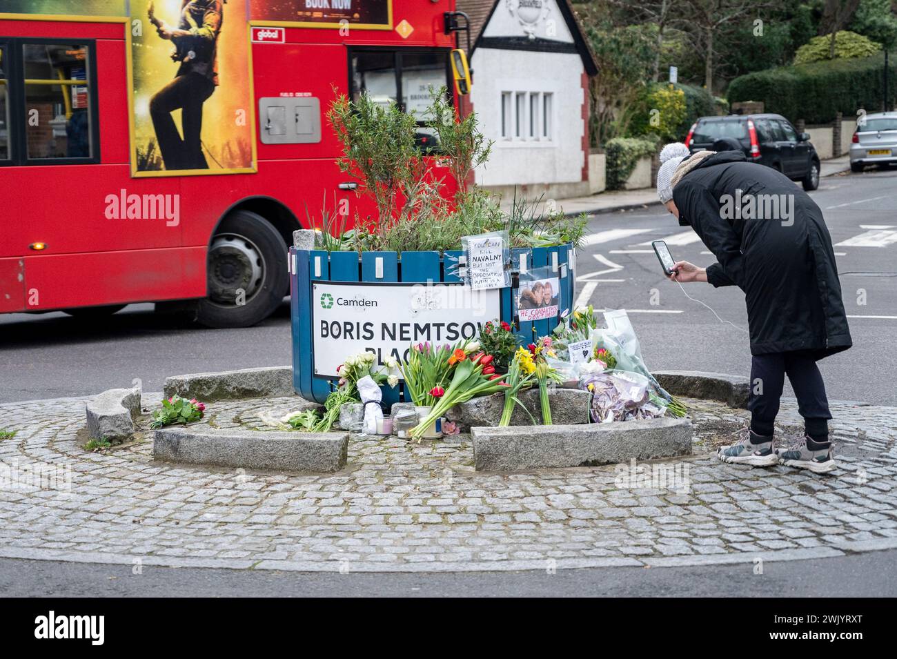 Un santuario di Alexei Navalny a Boris Nemstov Place, Londra con fiori e un biglietto che dice che Putin può uccidere Navalny ma non può uccidere l'opposizione. Foto Stock