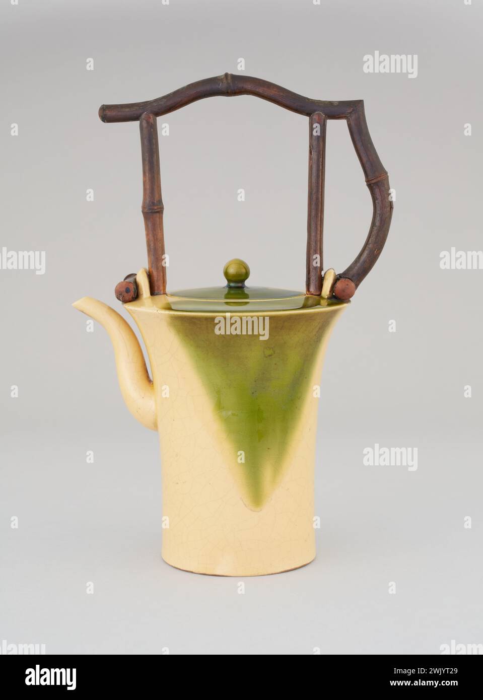 Alcool pourse con manico di bambù (titolo attribuito). Smalti policromi gialli e verdi. Museo Cernuschi, Museo Asia dell'Asia nella città di Parigi. Foto Stock