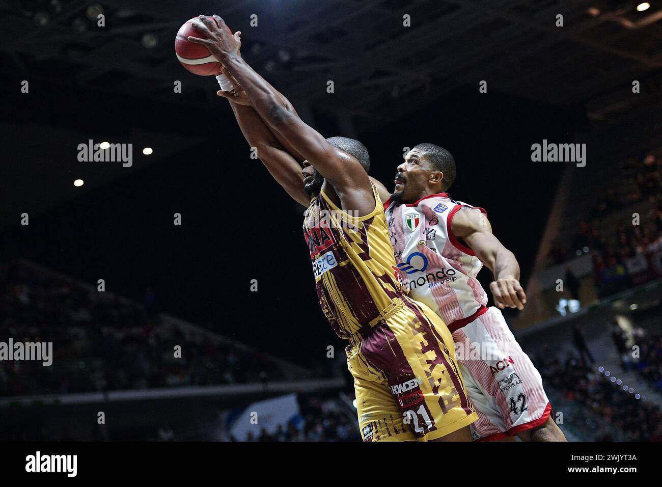 Torino, Italia. 17 febbraio 2024. Umana Reyer Venezia MFIONDU KABENGELE difende il basket contro EA7 Emporio Armani Milano KYLE HINES durante il Frecciarossa Final Eight Basket semifinale match tra Emporio Armani Milano vs Reyer Venezia a Torino - sabato 17 FEBBRAIO 2024. Sport - Basket (foto di Marco Alpozzi/Lapresse) credito: LaPresse/Alamy Live News Foto Stock