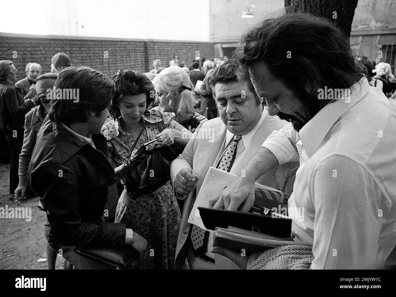 Héctor Pellegrini (sinistra), Graciela Borges (centro e Jorge Porcel (destra) durante una riunione sindacale presso la Asociación Argentina de Actores (Associazione degli attori argentini), persona non identificata all'estrema destra. Buenos Aires, 21 ottobre 1974. Foto Stock