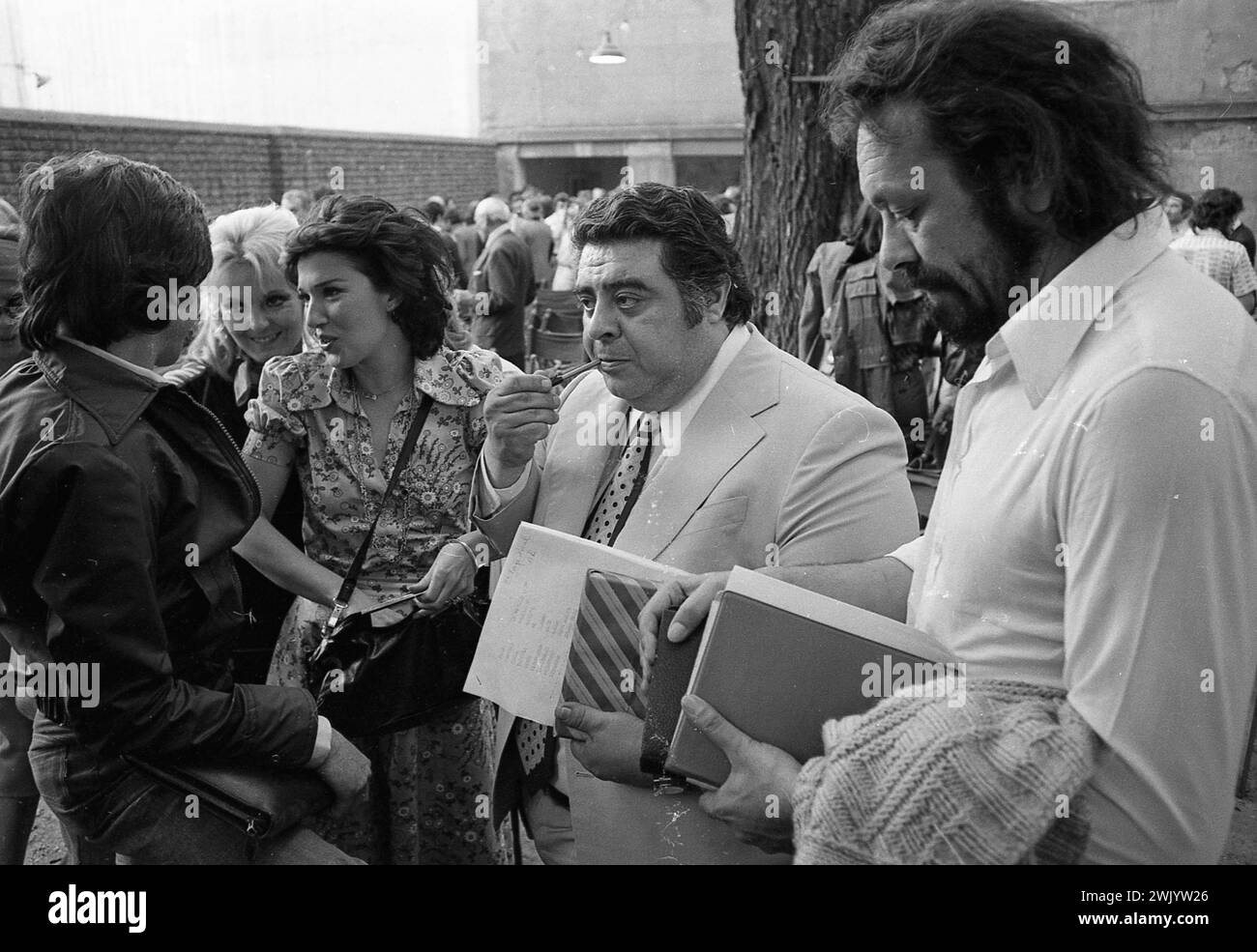 Héctor Pellegrini (sinistra), Graciela Borges (centro e Jorge Porcel (destra) durante una riunione sindacale presso la Asociación Argentina de Actores (Associazione degli attori argentini), persona non identificata all'estrema destra. Buenos Aires, 21 ottobre 1974. Foto Stock