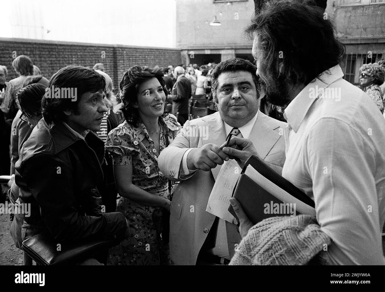 Héctor Pellegrini (sinistra), Graciela Borges (centro e Jorge Porcel (destra) durante una riunione sindacale presso la Asociación Argentina de Actores (Associazione degli attori argentini), persona non identificata all'estrema destra. Buenos Aires, 21 ottobre 1974. Foto Stock