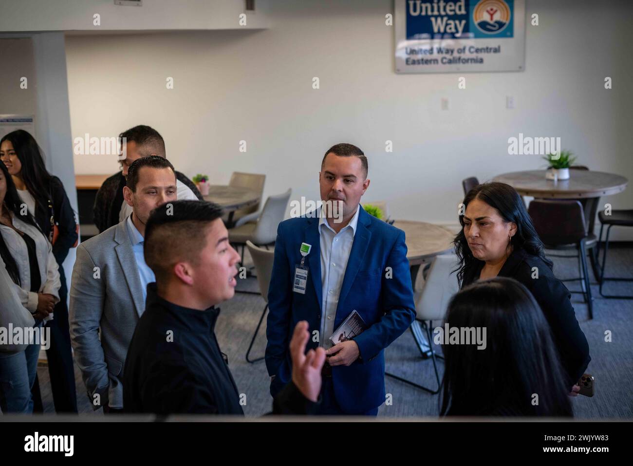 Matthew Cauthron, direttore della Community Integration for Adventist Health, visita le strutture recentemente rinominate e ampliate per la United Way of Central Eastern California il 16 febbraio 2024, nel centro di Bakersfield, California. L'organizzazione è precedentemente nota come United Way of Kern. I funzionari hanno dichiarato che l'adozione del nuovo nome segna una pietra miliare significativa nel "viaggio di impatto e crescita della United Way Eastern California". La transizione iniziò nel novembre 2023, evolvendosi dall'ex identità di United Way of Kern County all'attuale United Way of Central Eastern Califo Foto Stock