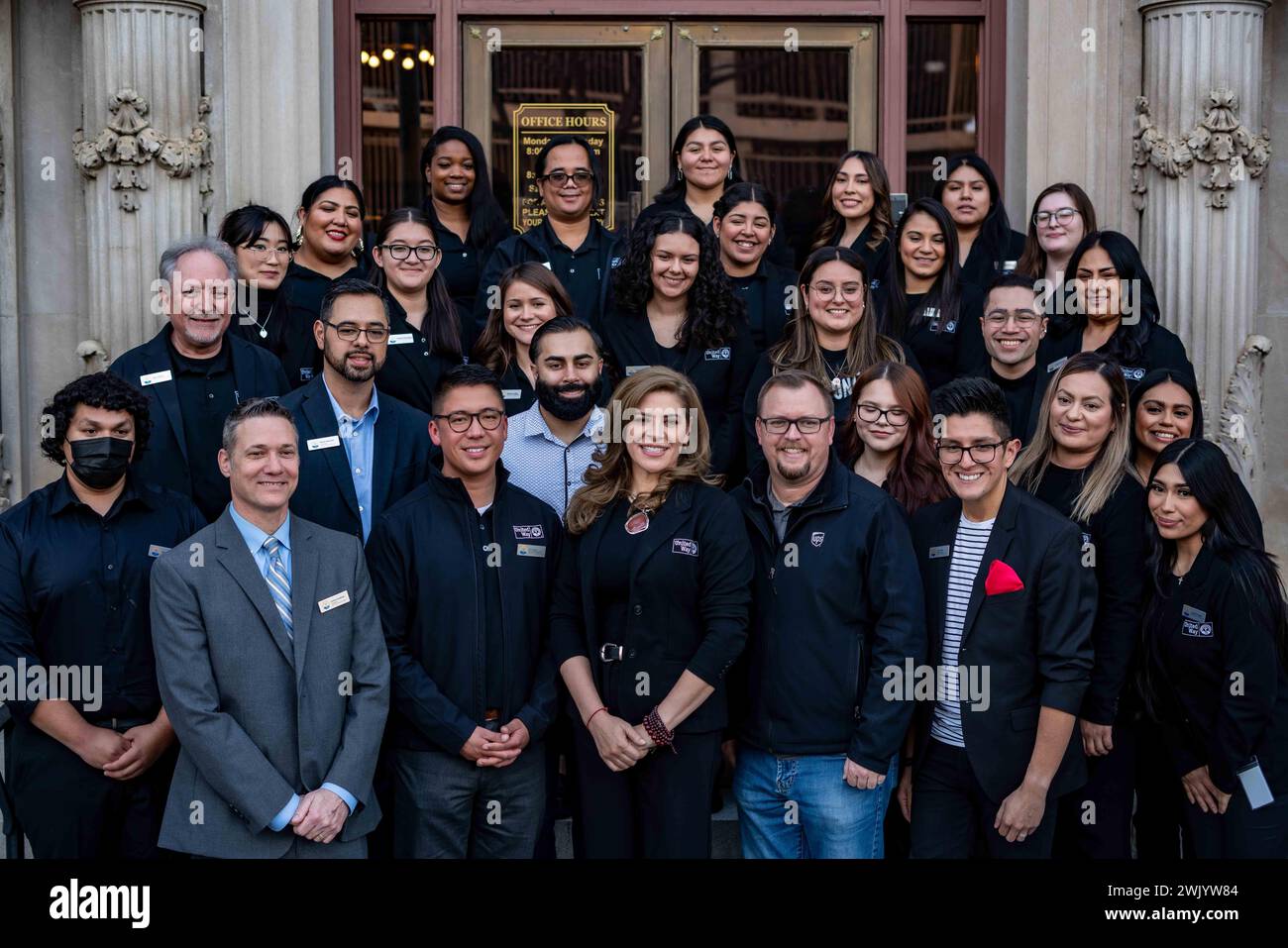 Il personale della United Way of Central Eastern California posa per delle foto durante una cerimonia di taglio del nastro il 16 febbraio 2024, nel centro di Bakersfield, California. L'organizzazione è precedentemente nota come United Way of Kern. I funzionari hanno dichiarato che l'adozione del nuovo nome segna una pietra miliare significativa nel "viaggio di impatto e crescita della United Way Eastern California". La transizione iniziò nel novembre 2023, evolvendosi dall'ex identità di United Way of Kern County all'attuale United Way of Central Eastern California. (Foto di Jacob Lee Green/Sipa USA) Foto Stock