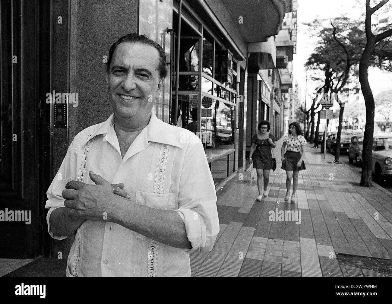 Hugo del Carril (nato Piero Bruno Hugo Fontana, 1912-1989) è un cantante, attore e regista argentino di tango, in una strada di Buenos Aires vicino al suo appartamento, 2 gennaio 1974. Foto Stock