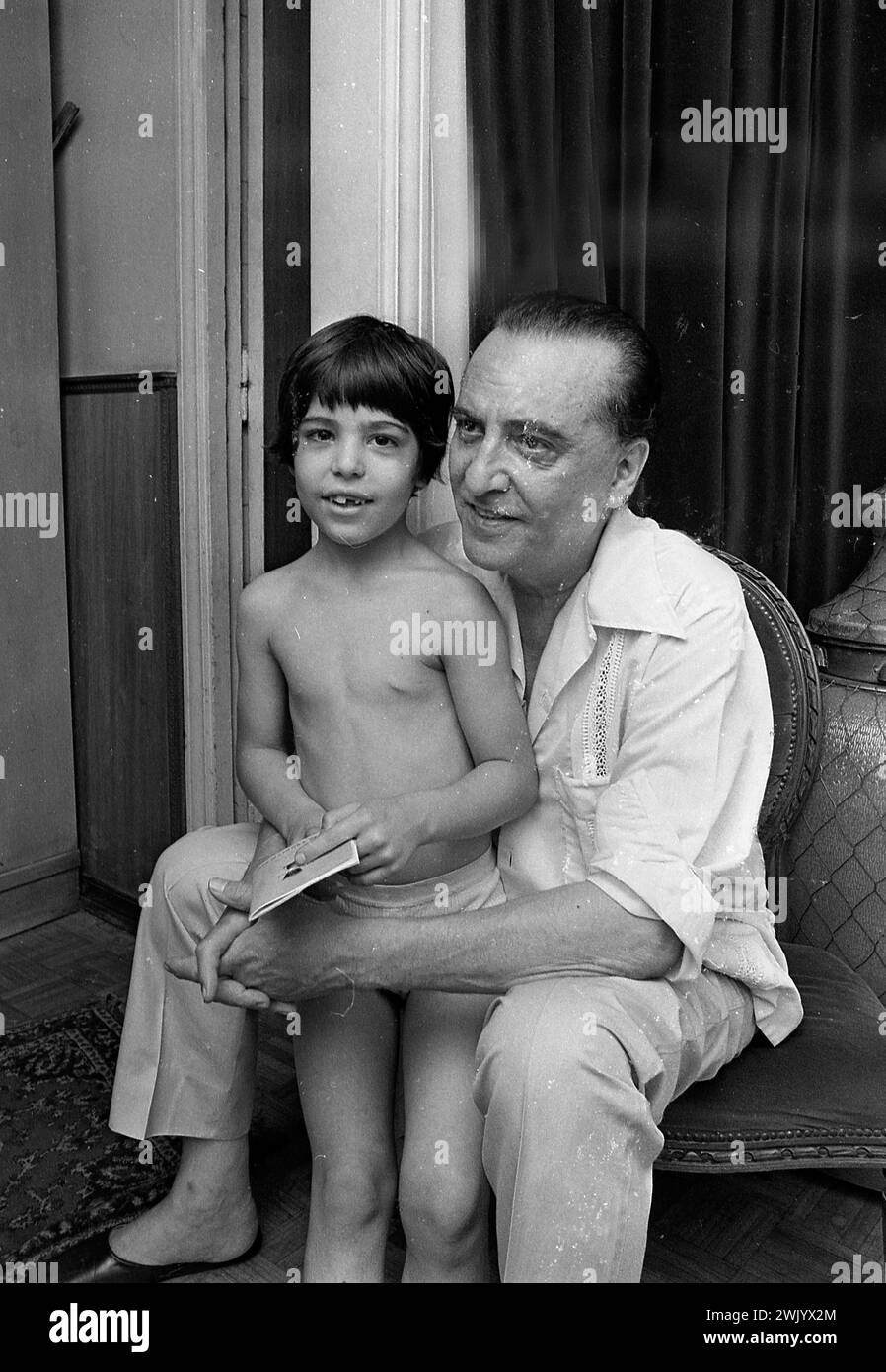 Hugo del Carril (nato Piero Bruno Hugo Fontana 1912-1989) è un cantante, attore e regista argentino di tango, a casa con la famiglia, Buenos Aires, 2 gennaio 1974. Foto Stock