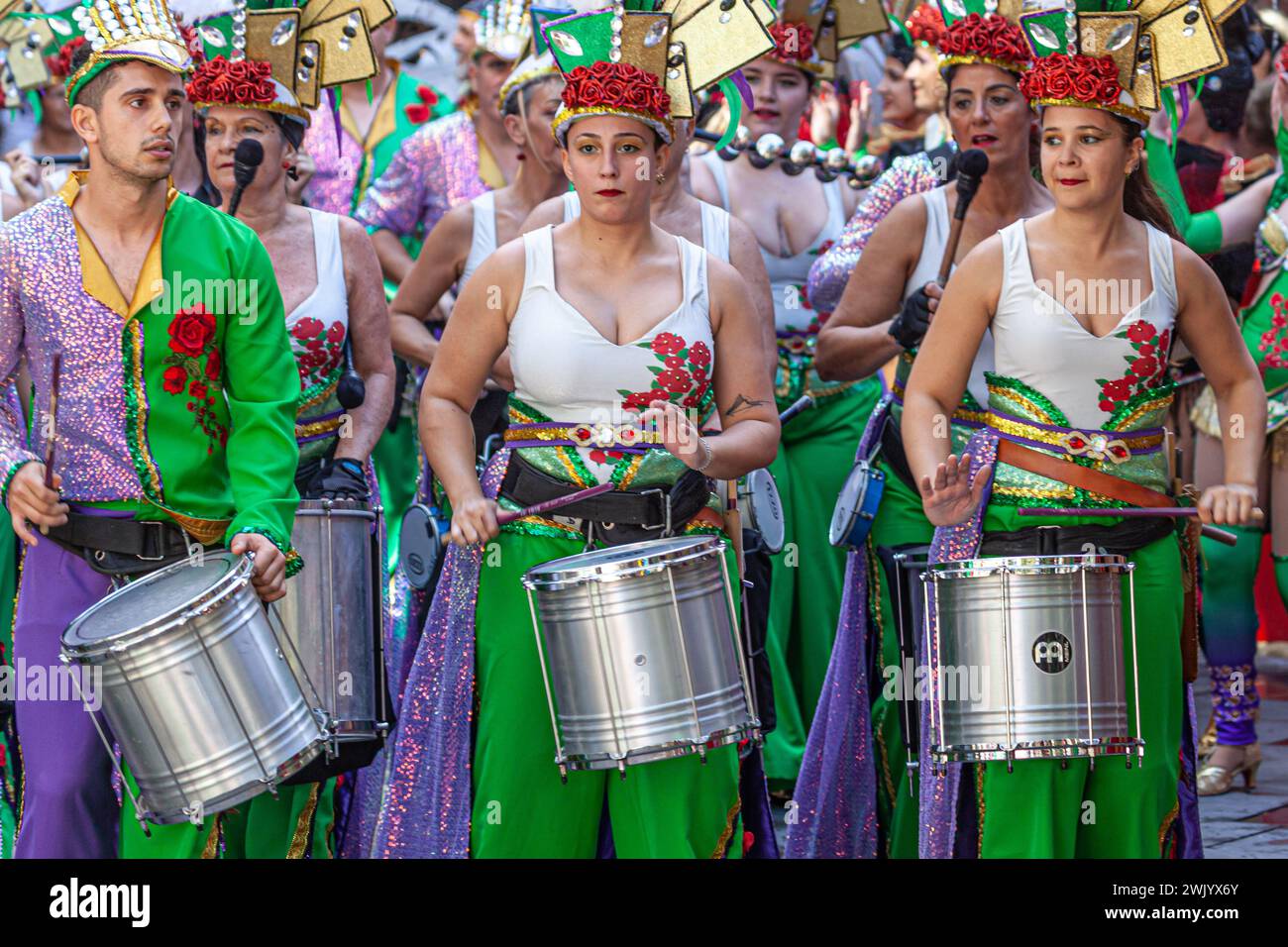 Batucada per le strade della città di Santa Cruz de Tenerife per festeggiare il carnevale Foto Stock