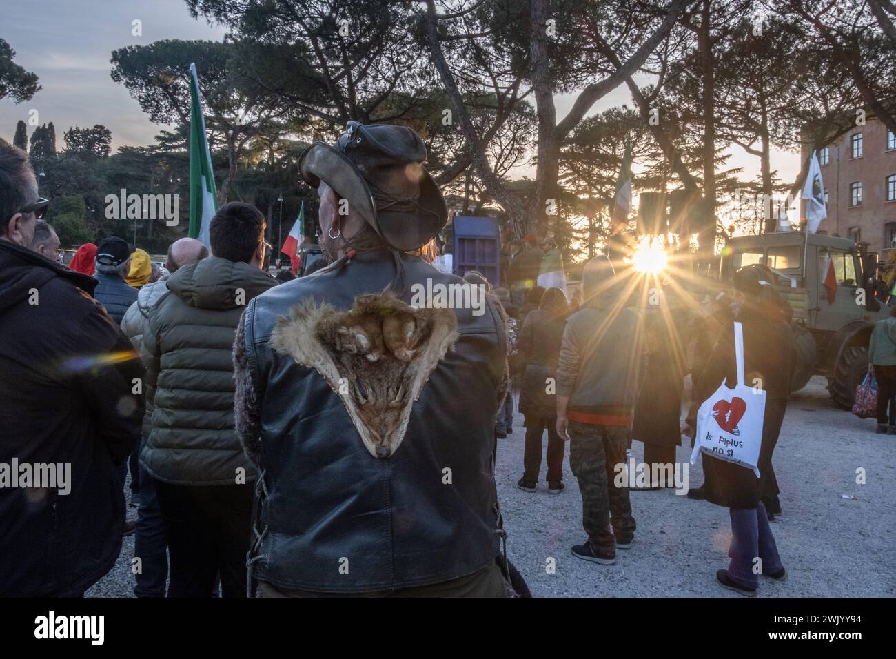 Roma, Italia. 15 febbraio 2024. Italia, Roma, 2024/2/15.trattori nel Circo massimo di Roma, Italia, anche se profondamente divisi, i movimenti contadini italiani continuano la loro protesta contro le importazioni a basso costo da paesi terzi e misure volte a combattere il cambiamento climatico e a proteggere l'ambiente Movement at the Vatican Fotografia di Francesca Bolla / Catholic Press Photo s. LIMITATA ALL'USO EDITORIALE - NIENTE MARKETING - NESSUNA CAMPAGNA PUBBLICITARIA. Credito: Agenzia fotografica indipendente/Alamy Live News Foto Stock