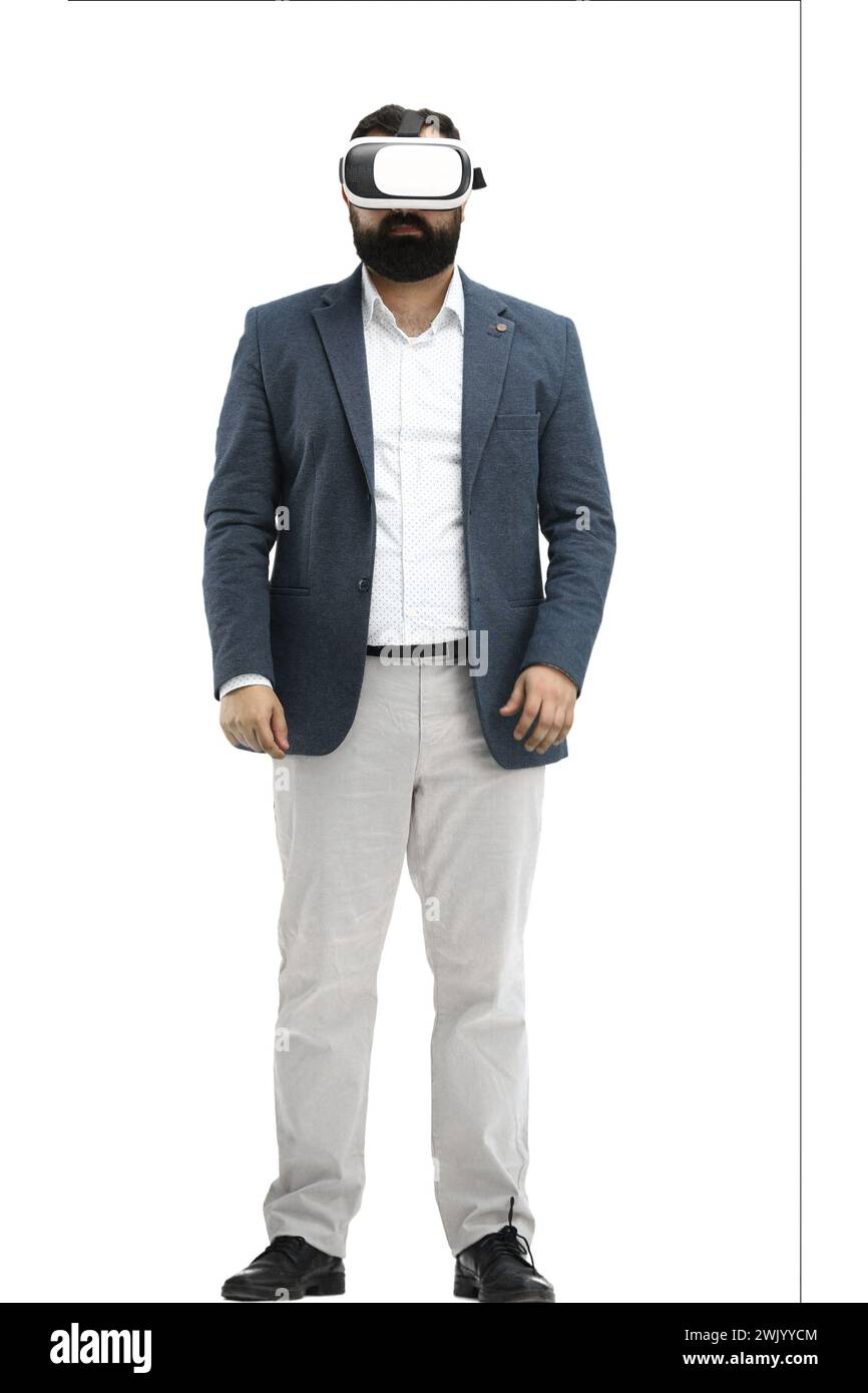 Uomo, a tutta lunghezza, su sfondo bianco, con occhiali VR Foto Stock