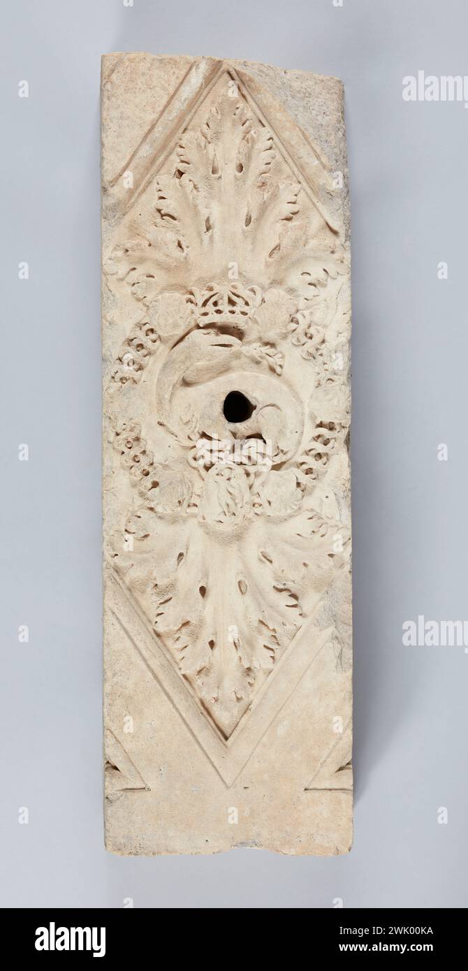 Frammento di soffitto con una salamandra del vecchio Hôtel-de-Ville (titolo assegnato). Pietra calcarea scolpita. Museo Carnavalet, storia di Parigi. Al centro, la Salamandra di Francesco i circondata dalla collana Saint-Michel, sopra e sotto, due fogli di acanto incisi in un diamante. Foto Stock