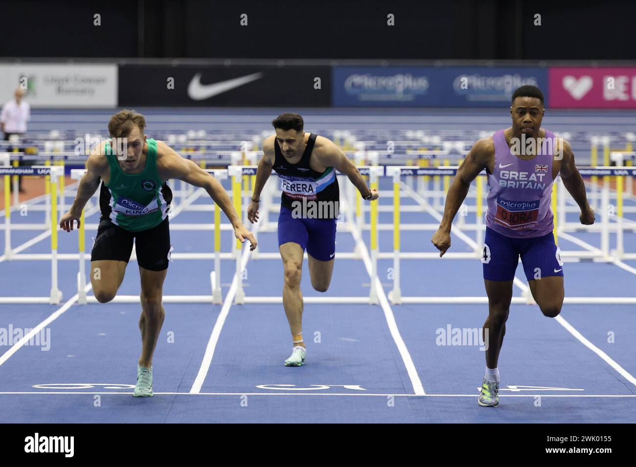 Tade Ojora vince la finale degli ostacoli da 60 m davanti a David King e Daniel Goriola durante i campionati UK Indoor Athletics all'Utilitaria Arena. Birmingham sabato 17 febbraio 2024. (Foto: Pat Scaasi mi News) crediti: MI News & Sport /Alamy Live News Foto Stock