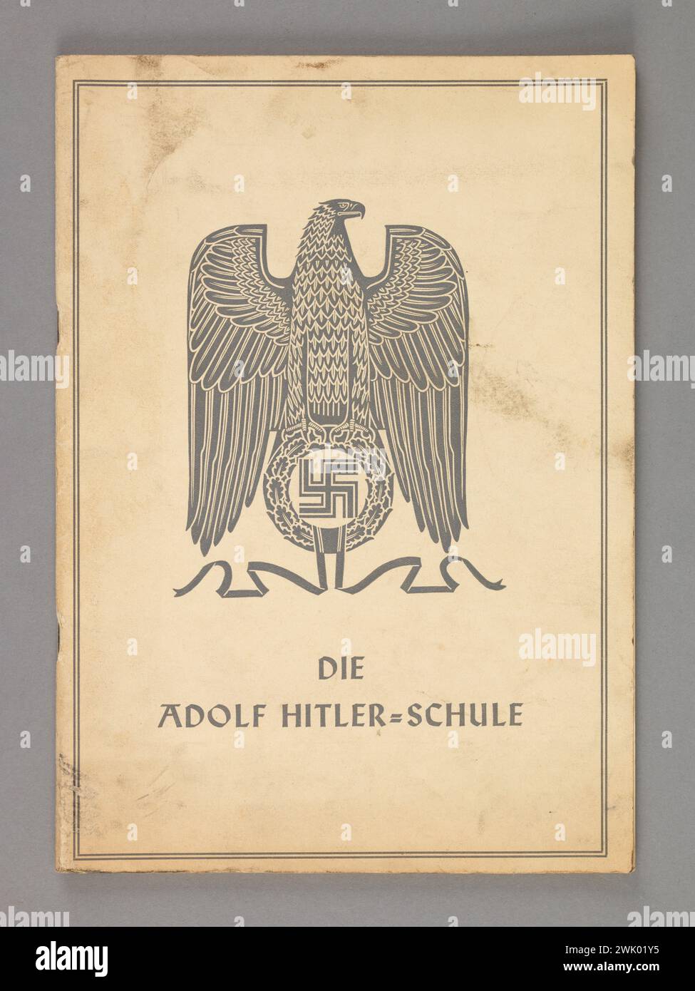 Allgäuer Druckerei und Verlagsanstalt, opuscolo "Die Adolf Hitler-Schule Im Jahre 1941" (la scuola Adolf Hitler) (titolo assegnato), 1941. Stampa su carta. Ink, Museo della Liberazione di Parigi - Museo generale Leclerc - Museo Jean Moulin. Foto Stock