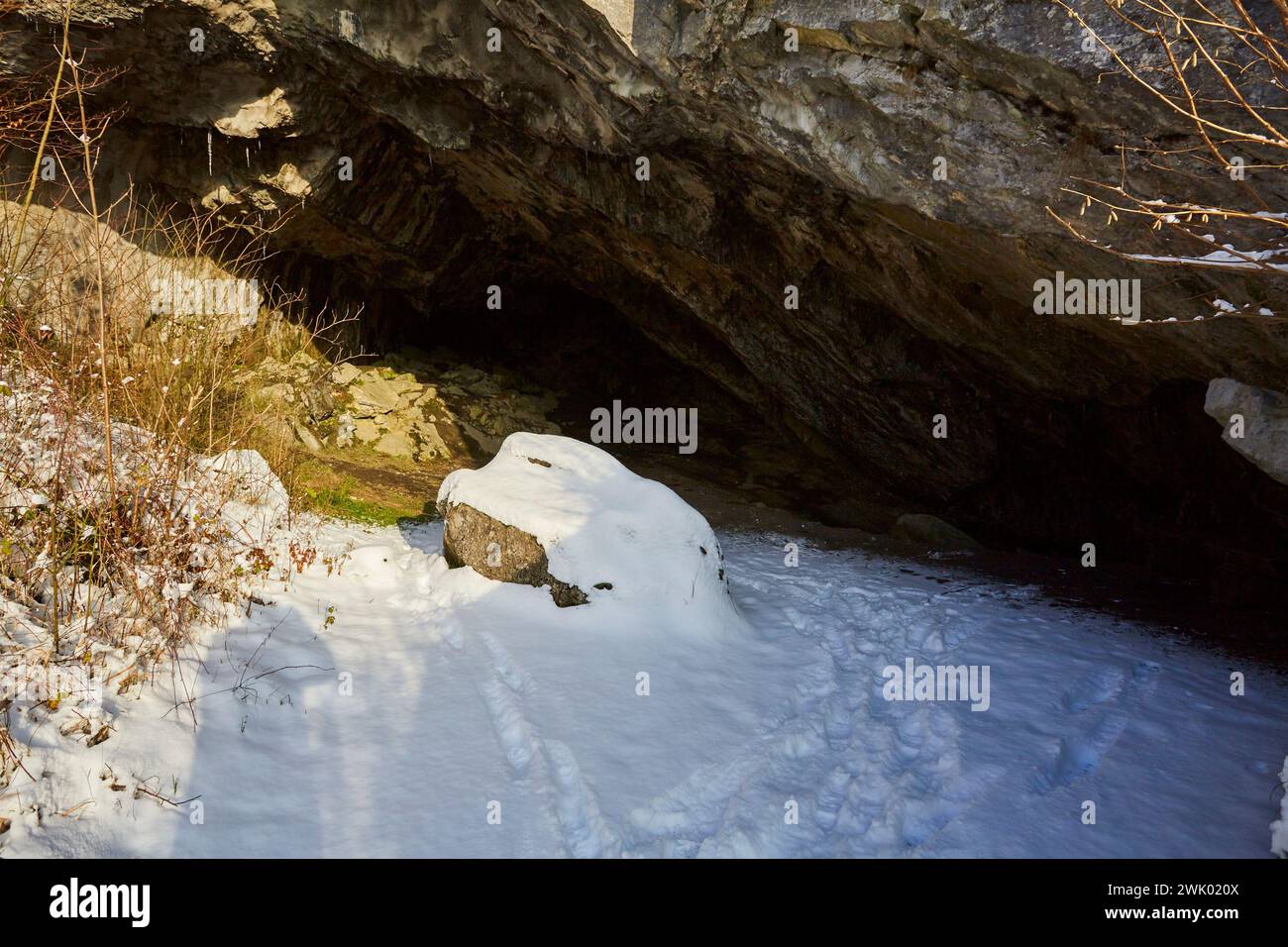 Hohler Stein im Lörmecke tal bei Rüthen-Kallenhardt, im Schnee Januar 2024, Nordreihn-Westfalen, Deutschland, Europa Foto Stock