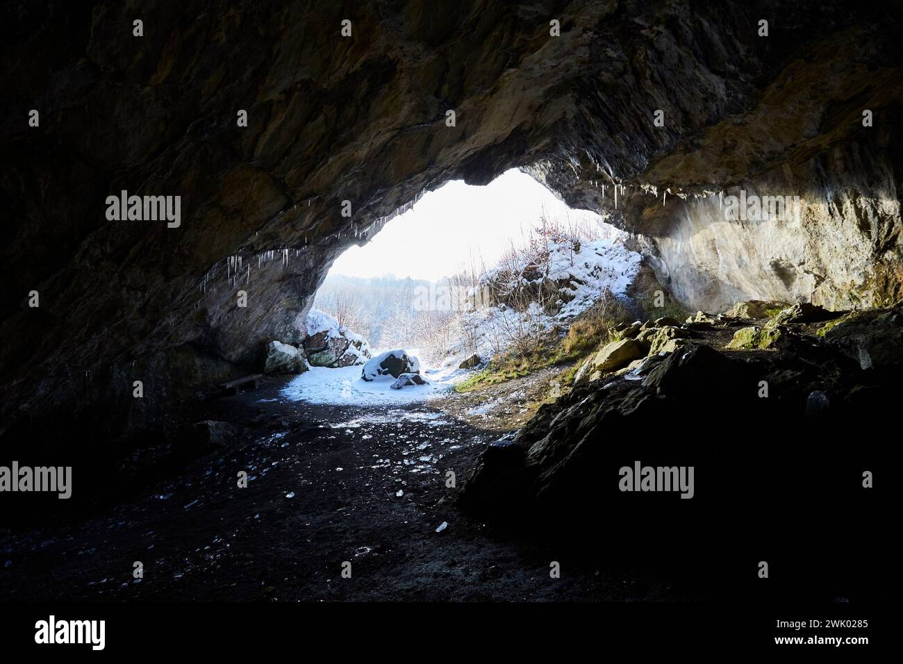 Hohler Stein im Lörmecke tal bei Rüthen-Kallenhardt, im Schnee Januar 2024, Nordreihn-Westfalen, Deutschland, Europa Foto Stock